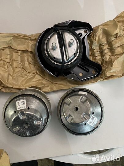 Комплект оригинальных подушек на двигатель