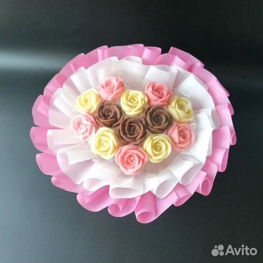 Букет из 13 шоколадных роз в форме сердце