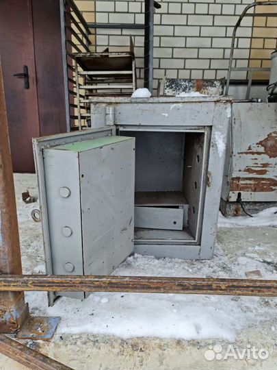 Сейф металлический