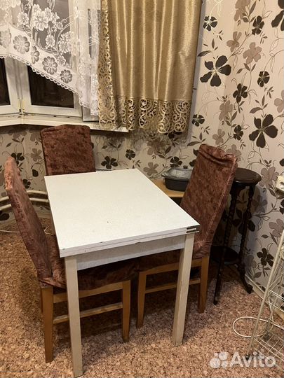 Стол, стулья, подставка