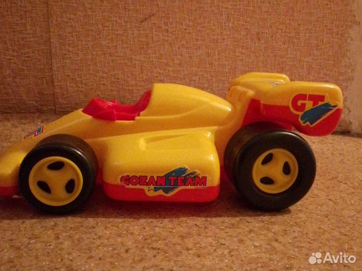 Игрушечная машинка