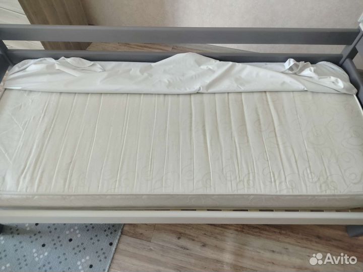 Кровать с матрасом