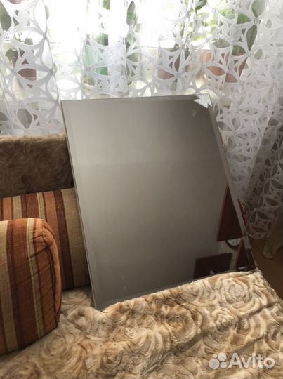 Зеркало с полочкой