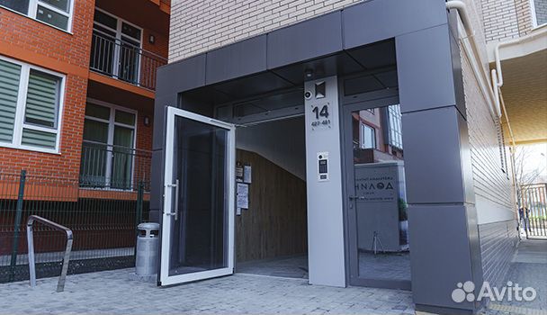 Дверь алюминиевая стеклянная