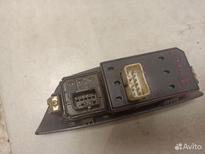 Блок управления стеклоподъемниками и зеркалами