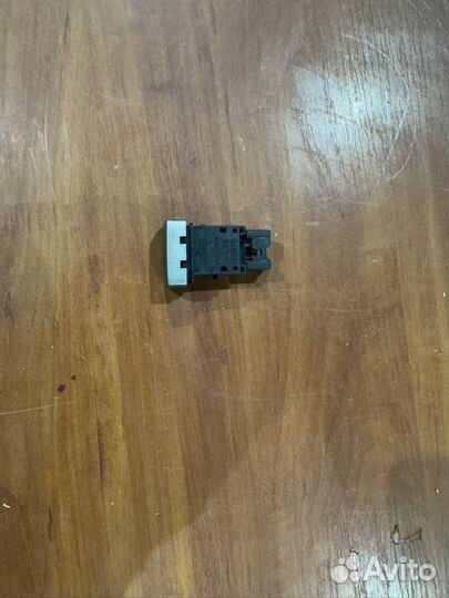 Кнопка аварийки Nissan Wingroad Y11