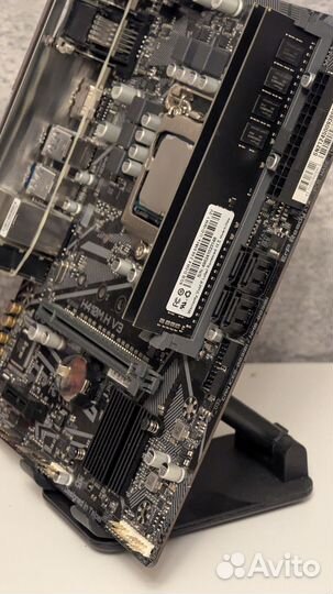 Материнская плата с процессором и памятью