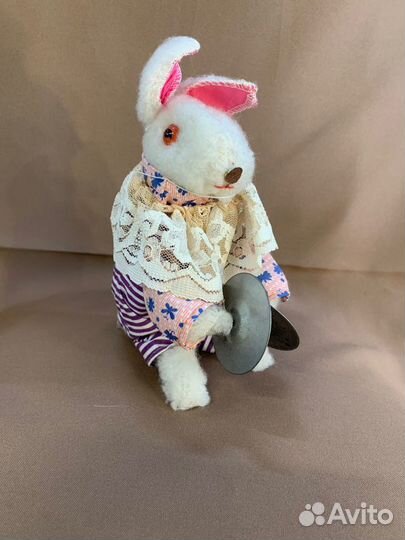 Механическая игрушка заяц, кролик с тарелками