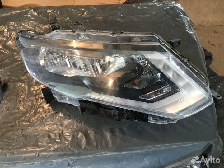 Фара Nissan X-Trail