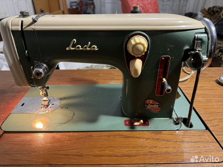 Ножная швейная машинка LADA 236