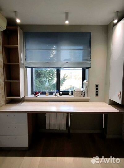 Детская рабочая зона у окна