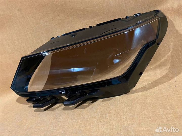 Стекло фары правый Geely Coolray