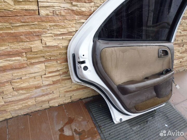 Toyota Cresta задняя левая дверь с 1992-1996