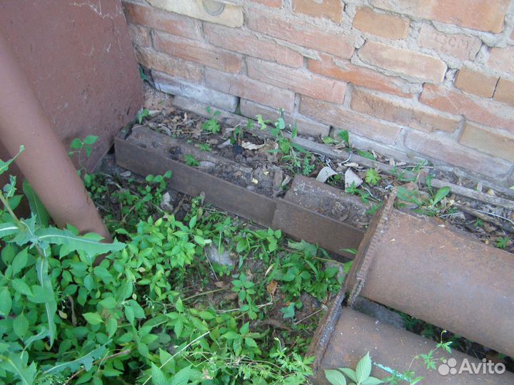 Рельсы ж/д, труба под столбы