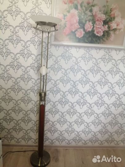 Продаю напольную лампу Оdeon light