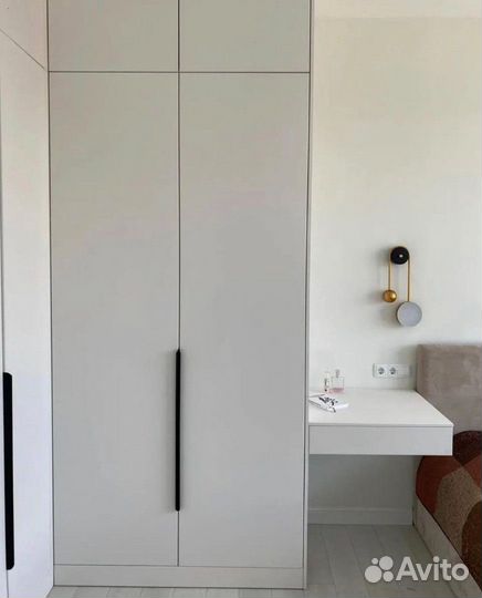 Угловой шкаф с туалетным столиком в спальню