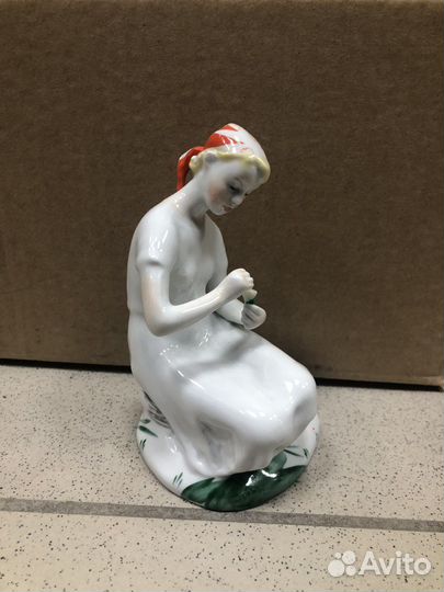 Статуэтка фарфоровая лфз Гадание на ромашке