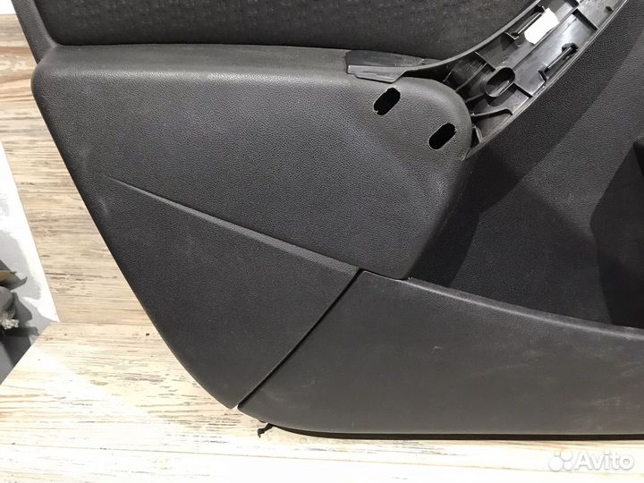 Обшивка левой двери Nissan Terrano D10