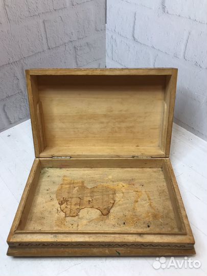 Деревянная шкатулка