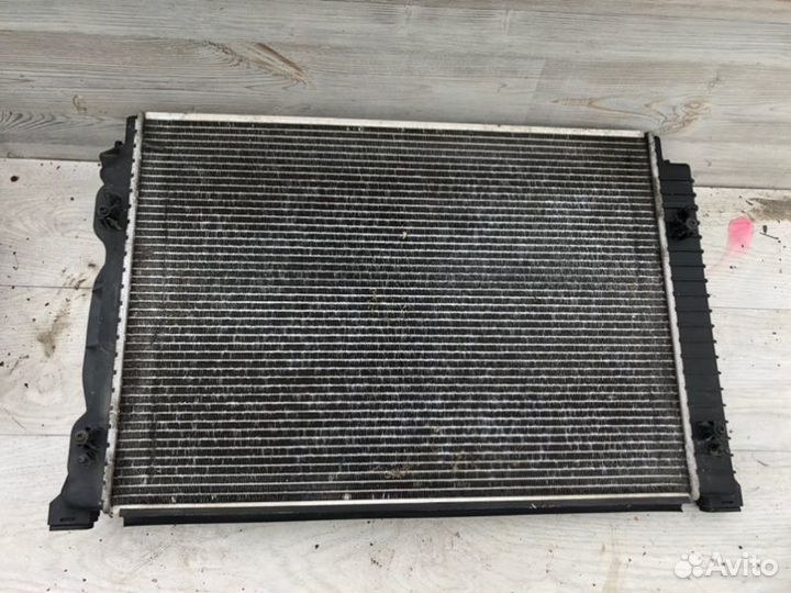 Радиатор охлаждения двигателя Audi A4 универсал