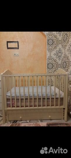 Кроватка детская с маятником