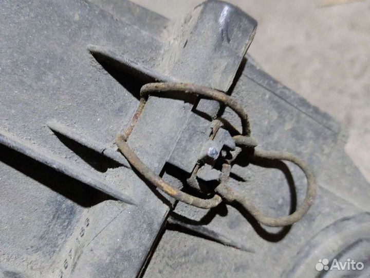 Корпус воздушного фильтра Volkswagen Passat B3