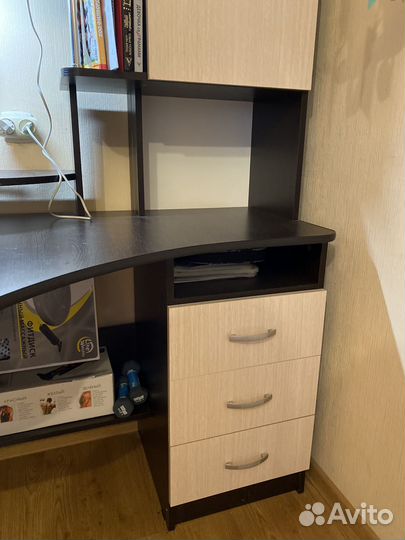 Компьютерный стол с полками и ящиками