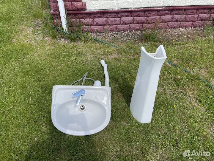 Раковина с краном и пьедисталом