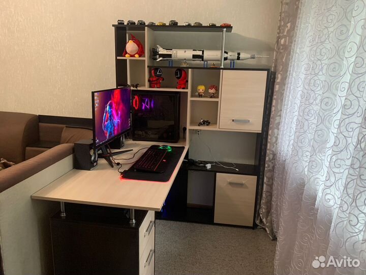 Угловой компьютерный стол с надстройкой и ящиками