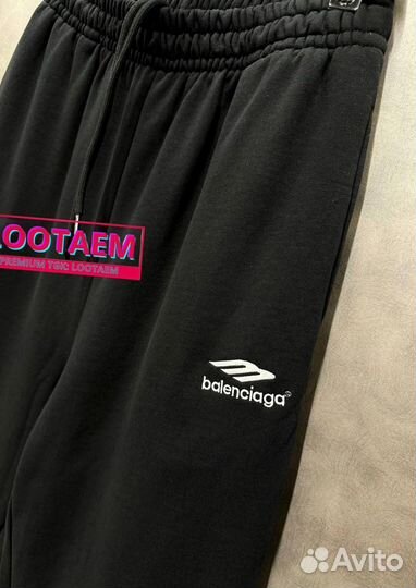 Штаны оверсайз Balenciaga soccer на руках