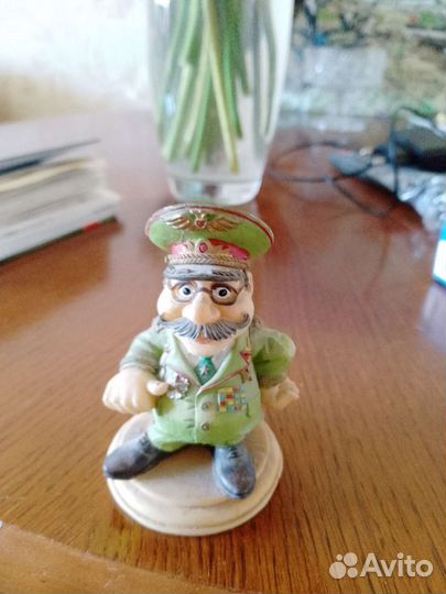 Статуэтка военный