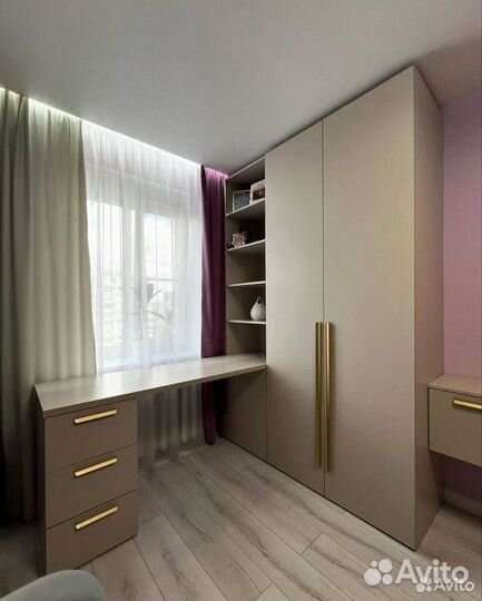 Рабочая зона у окна со шкафом