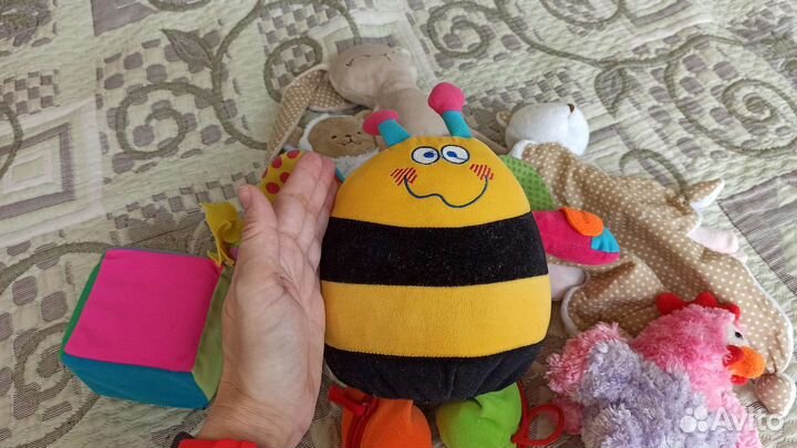 Бортик-сумка на кроватку + игрушки для малыша