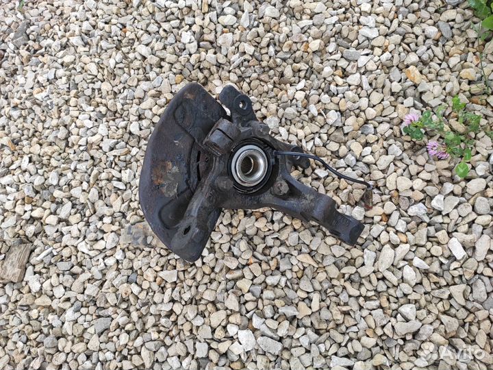 Поворотный кулак передний правый Opel Astra H