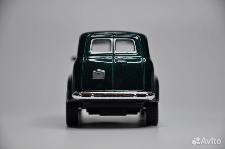 Модель автомобиля Chevrolet Suburban 1950 металл