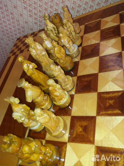 Шахматный столик СССР с фигурами