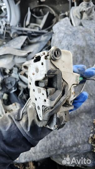 Замок двери передний правый Chevrolet Aveo T300