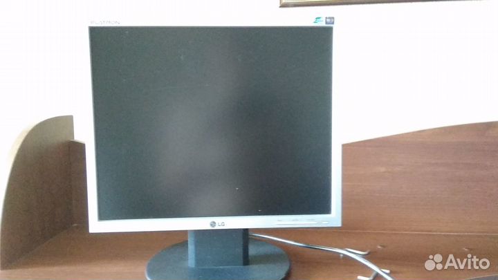 Монитор LG L1750S