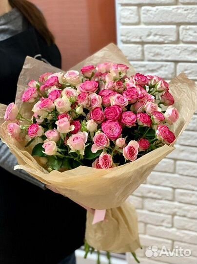 Букет из кустовых роз яркий №572