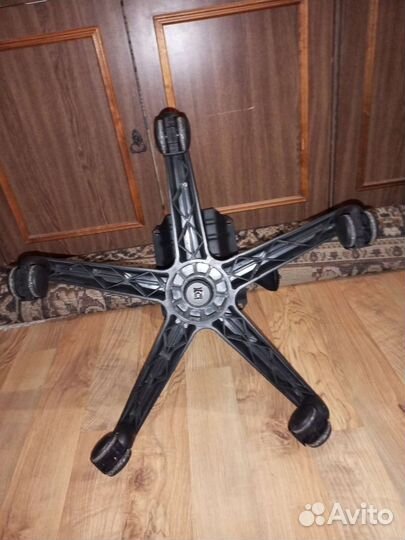 Нижняя часть от кремпьютерного кресла