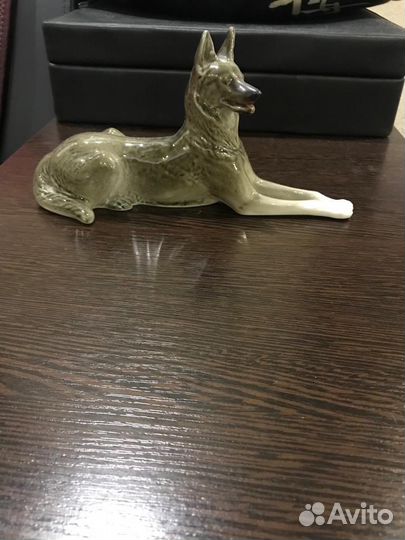 Собака фарфор статуэтка