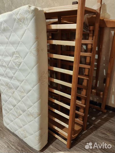 Кровать детская с маятником