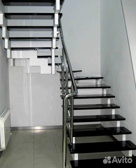 Лестница на металлокаркасе закрытого типа