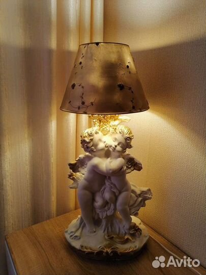Амуры со светильником