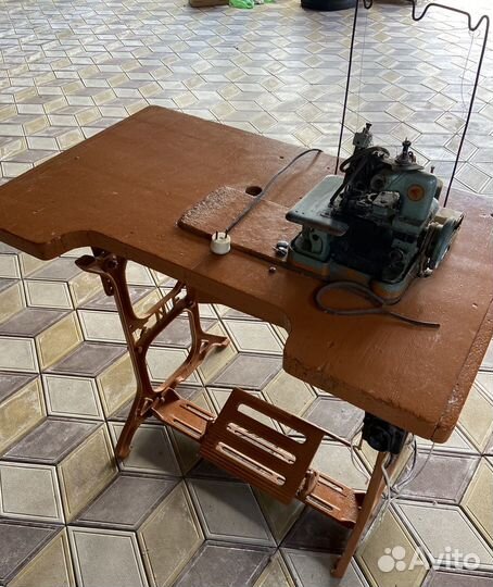 Оверлок промышленный со столом