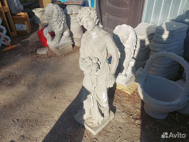 Декоротивная статуя девушка с фруктами