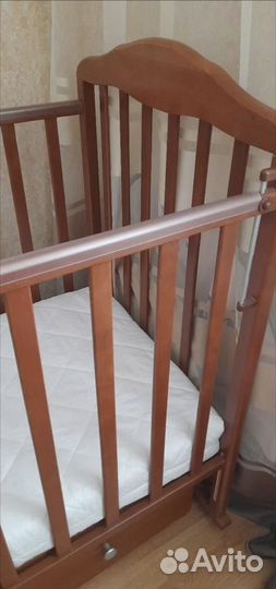 Детская кроватка с маятником и ящиком