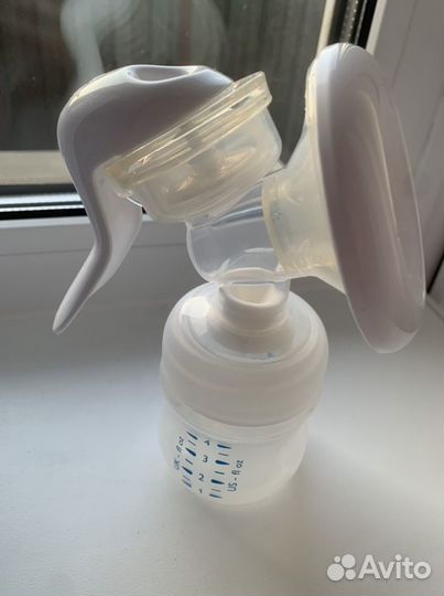 Молокоотсос ручной avent + две бутылочки avent 260