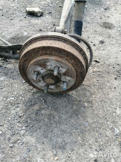 Балка задняя со ступицами