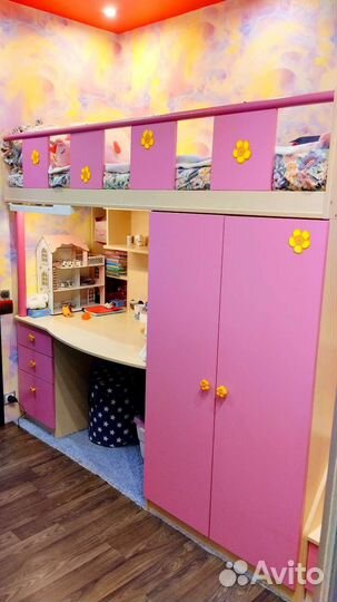 Детская кровать чердак со столом и шкафом